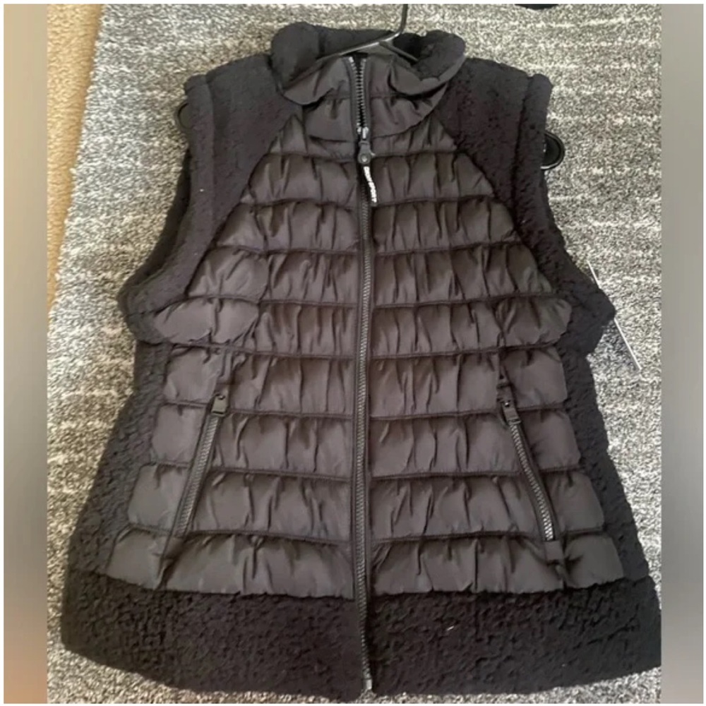 DKNY Sport Women's Sherpa-Trim Zip-Front Puffer Vest
Size Large - Picture 5 of 7